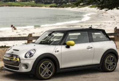 Lateral de um MINI ao pé de uma praia.